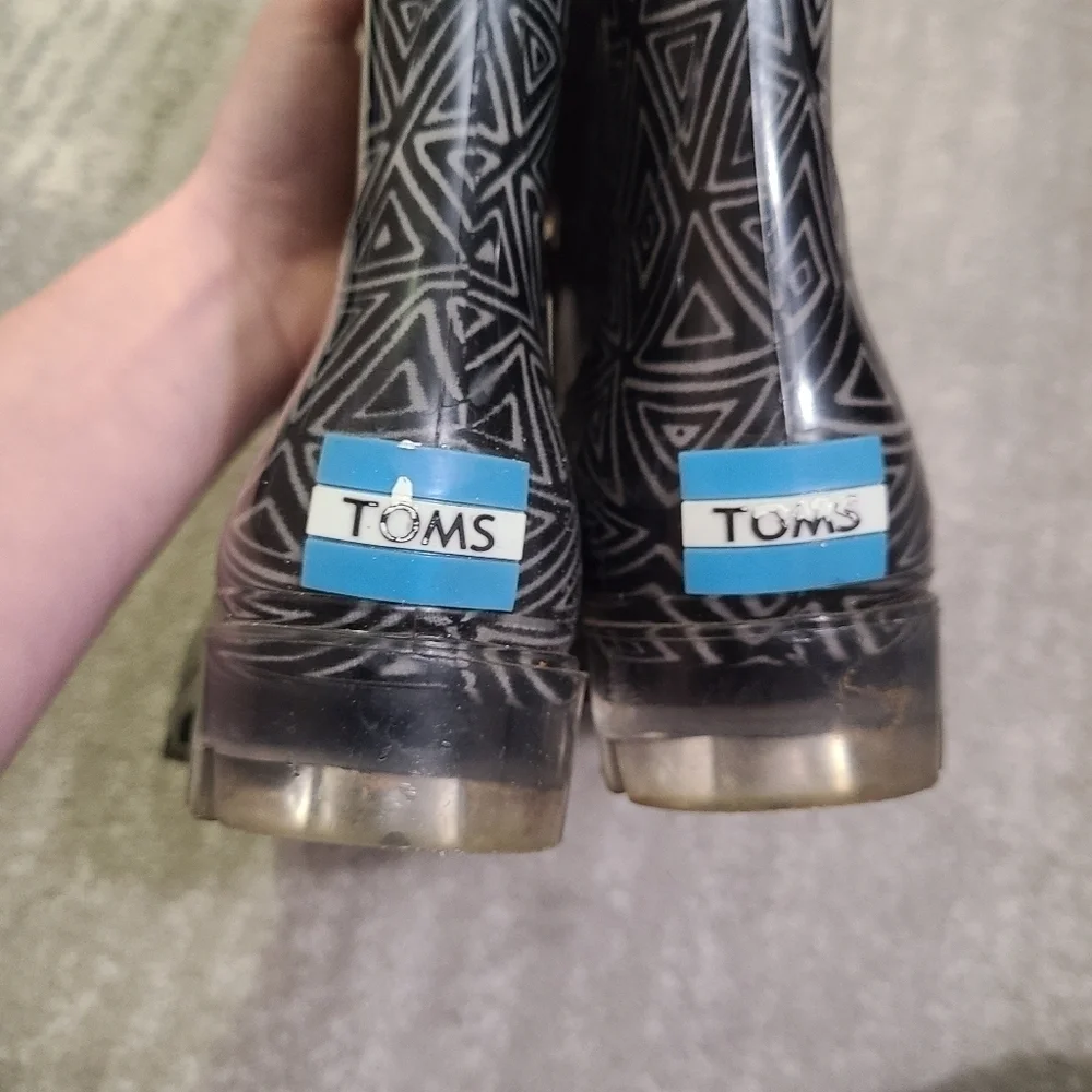 TOMS Black & White Geometric Print Rain Boots